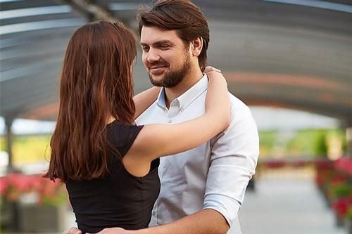 9 kiểu ôm tiết lộ mối quan hệ của bạn