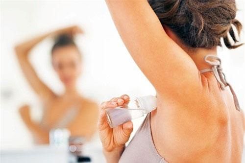 Chị em lưu ý những sai lầm khi sử dụng lăn khử mùi khiến 'mùi hương' càng thêm nặng