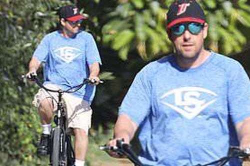 Adam Sandler vui vẻ cùng gia đình trong thời gian cách ly toàn xã hội