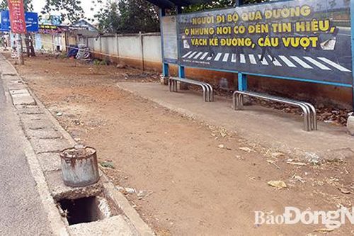 Nắp cống bị bể trên đường tỉnh 769