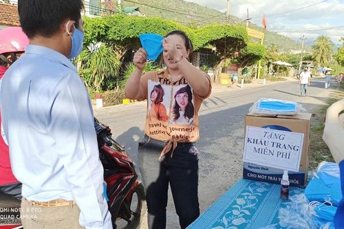 Phát miễn phí 2.000 khẩu trang và 1.000 chai nước rửa tay khô