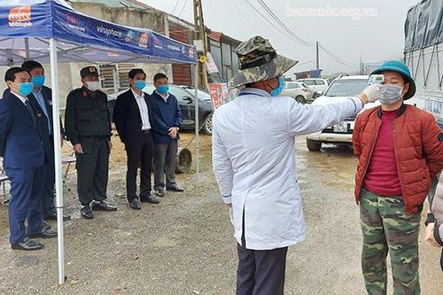 Đồng chí Chủ tịch UBND tỉnh kiểm tra chốt kiểm soát liên ngành phòng, chống dịch tại huyện Vân Hồ