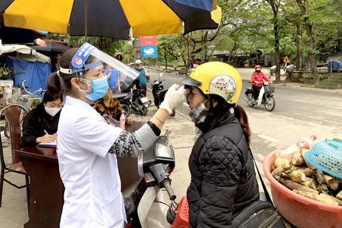 Đo thân nhiệt ở các chợ: Những vấn đề cần giải quyết