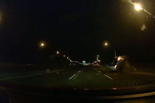 Tài xế ngủ gật, ô tô lật ngửa bụng giữa đường
