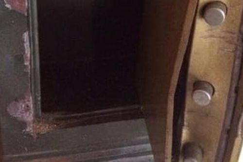 Cán bộ xã dẫn trộm vào cơ quan phá két sắt để lấy tiền trả nợ