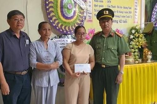 Báo CAND trao tiền hỗ trợ thân nhân 2 chiến sĩ Công an hy sinh trong khi làm nhiệm vụ