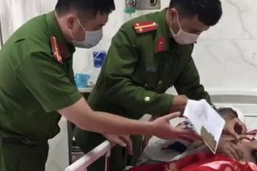 Đến tận giường bệnh làm CMND cho bệnh nhân nghèo để được hưởng chế độ
