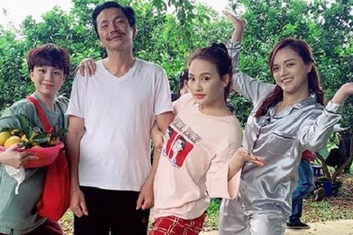 Những hình ảnh hậu trường hài hước của 'Về nhà đi con' phiên bản Covid-19