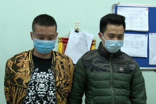 Bắt giữ 2 kẻ đấm vào mặt công an khi bị nhắc nhở tụ tập đông người