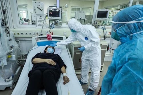 Những chiến sĩ áo trắng nơi tuyến đầu chống dịch: Tận tụy hy sinh vì cộng đồng