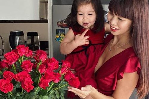 Con gái lai Tây của Hà Anh phấn khích khi bố mẹ ở nhà cùng vào bếp làm bánh siêu đáng yêu