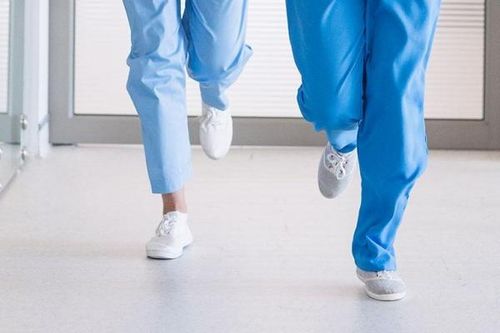 Giày sức khỏe tiếp thêm sức cho đội ngũ y tế đẩy lùi dịch COVID-19