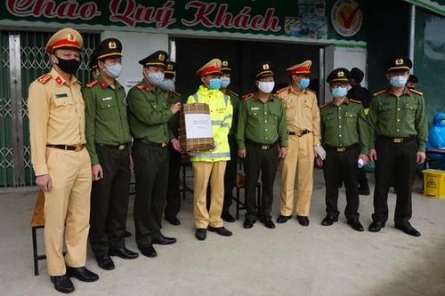 Kịp thời động viên các chốt trực kiểm soát dịch bệnh Covid-19