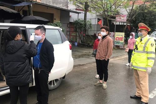 Bất chấp lệnh cấm, lái xe vẫn chở khách giữa mùa chống dịch Covid-19