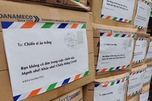 Dân công sở gói quà, sáng tác nhạc tặng y bác sĩ tuyến đầu chống dịch Covid-19