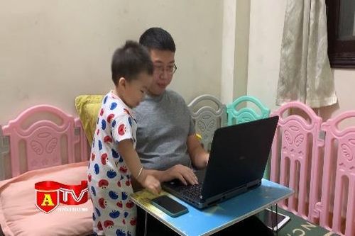 Cán bộ, công nhân, viên chức làm việc online mùa dịch Covid 19
