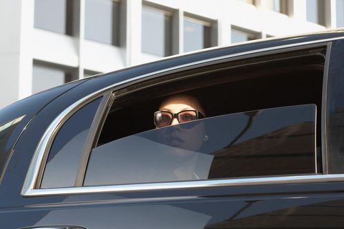 Nhà giàu Mỹ vung tiền thuê limousine đưa thư tới nơi trú ẩn