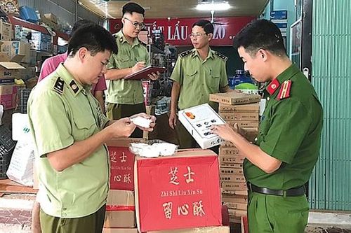 Nữ chủ xưởng làm giả lô quần áo hàng hiệu giá 10 tỷ