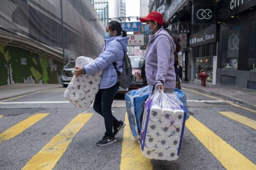 Giấy vệ sinh và khẩu trang cứu tiêu dùng Nhật Bản