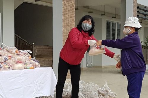 Quận Hoàng Mai: Những suất quà đầy ý nghĩa đến với người dân phường Mai Động