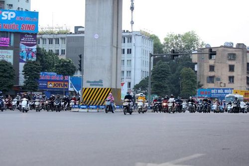 Hà Nội: Ngày thứ 7 thực hiện cách ly xã hội, dòng người bất ngờ đổ xô ra đường
