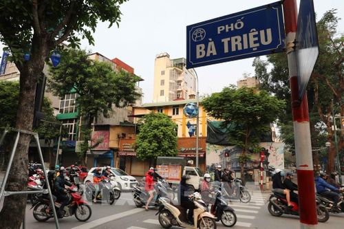Đường phố Hà Nội đã đông hơn sau 1 tuần thực hiện giãn cách xã hội