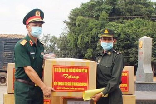 Trao vật tư y tế phòng, chống dịch Covid-19 tặng một số đơn vị Quân đội Hoàng gia Campuchia