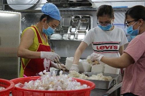 Sẻ chia khó khăn với lao động nghèo