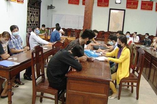 Bí mật trong quán karaoke đón khách giữa khuya