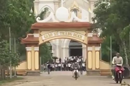 Bất chấp dịch Covid-19, hàng trăm giáo dân vẫn tham gia hành lễ