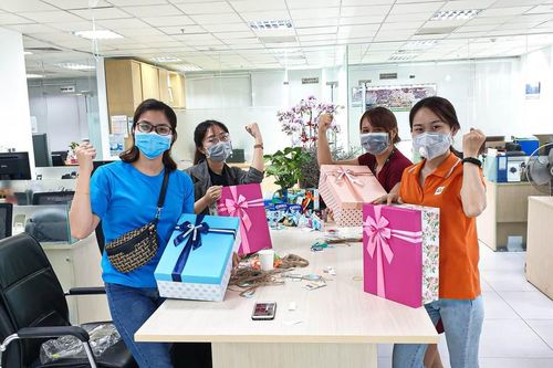 Dân công sở gói quà, sáng tác nhạc tặng y, bác sĩ tuyến đầu chống dịch