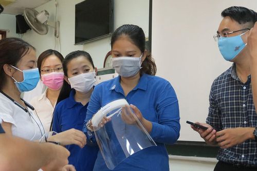 Sinh viên trường y xung kích chống dịch