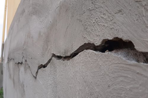 Trường hàng chục tỷ đồng mới sửa xong lại nứt toác