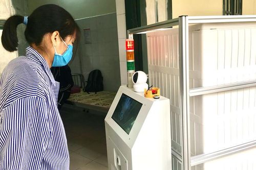 Chế tạo thành công robot vận chuyển trong các khu vực cách ly dịch Covid-19
