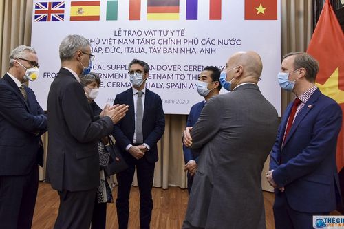 Việt Nam trao tặng 550.000 khẩu trang hỗ trợ phòng chống Covid-19 cho một số nước châu Âu