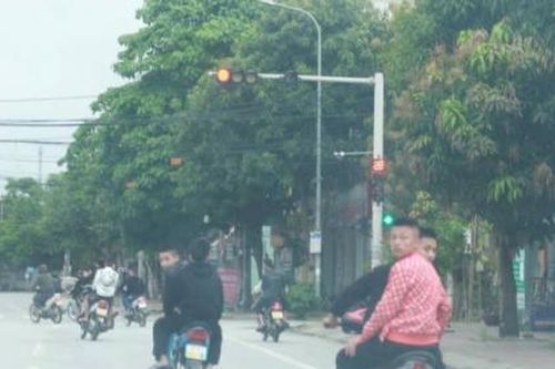Nghệ An: Nhóm 'quái xế' tháo biển số, lạng lách đánh võng trên phố trong lúc đang cách ly xã hội