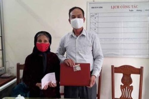 Phú Thọ: Cụ bà 90 tuổi tặng đôi bông tai vàng ủng hộ phòng chống dịch Covid-19