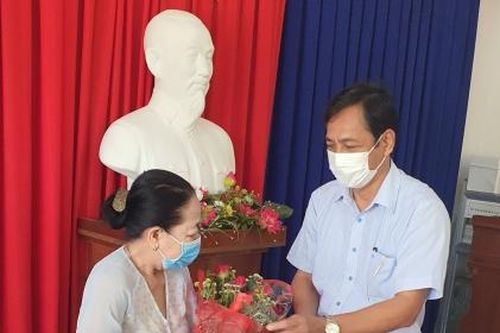 Cà Mau: Tặng bằng khen cho 5 cụ bà neo đơn tích cực tham gia phòng chống dịch Covid-19
