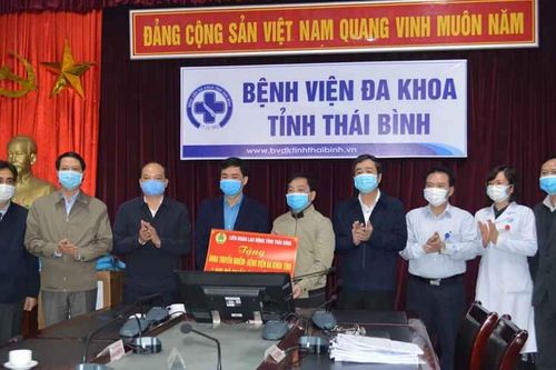 Lãnh đạo tỉnh Thái Bình động viên đội ngũ y tế trực tiếp phòng, chống dịch Covid-19