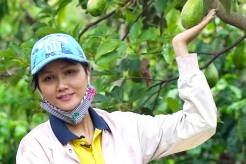 H'Hen Niê làm vườn, nấu ăn ngày tránh dịch