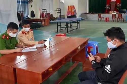 Người đàn ông Nghệ An 'tiếp tế' 5 lít rượu cho thân nhân đang cách ly