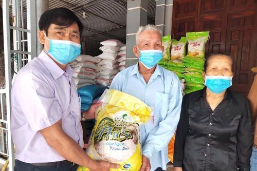 Vợ chồng giáo dân ủng hộ hơn 1 tấn gạo phòng dịch COVID-19
