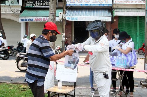 Phát ngàn suất cơm miễn phí giúp người nghèo vượt dịch COVID -19