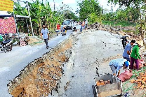 Lại sụp lún kinh hoàng tại Cà Mau