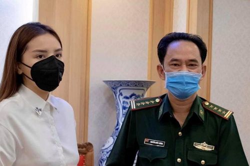 Kỳ Duyên góp 1000 bộ trang phục, 1500 chai nước rửa tay chống Covid-19