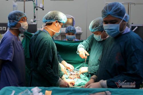 Điều đặc biệt trong ca mổ bệnh nhân ung thư khi Bạch Mai bị cách ly