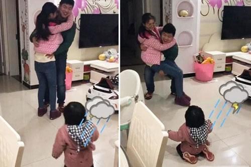 Thấy bố sắp đi công tác bịn rịn ôm mẹ, phản ứng của cô con gái khiến ai nấy 'phá lên cười'