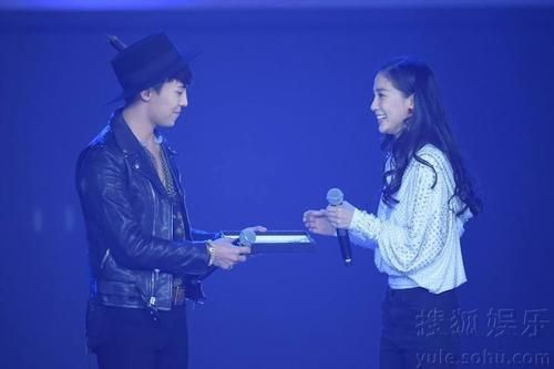 Tiểu hoa đán gặp thần tượng: Dương Mịch ngại ngùng, AngelaBaby bật khóc trước G-Dragon
