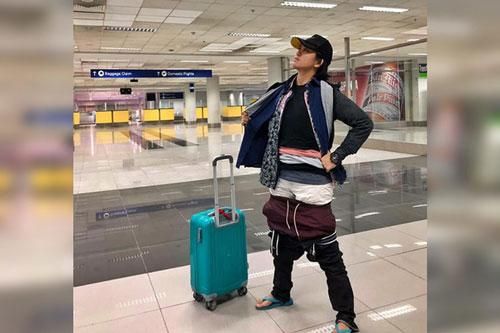 Vali xách tay bị quá cân, người phụ nữ không ngần ngại làm điều này khiến ai chứng kiến cũng phải lắc đầu