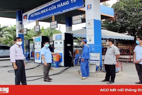 Chợ Mới kiểm tra tình hình mua bán hàng hóa và đảm bảo việc cung ứng xăng, dầu